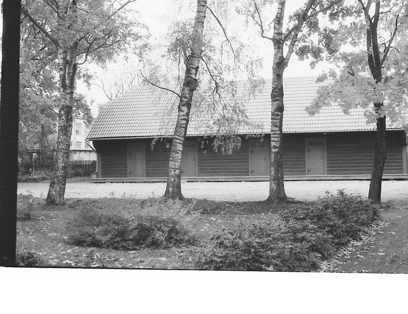 Foto. Vaade Dr. Fr. R. Kreutzwaldi Memoriaalmuuseumi restaureeritud aidale. Võru, 1993.