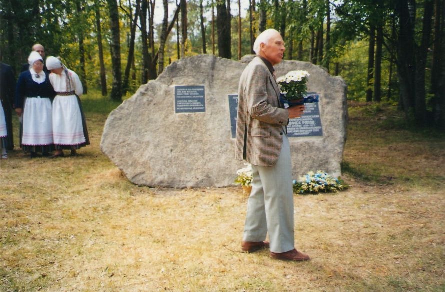 Foto. Aleksander Krull esinemas Jaan ja Anfissa Räppole mälestuskivi avamisel. Räpo, 26.05.2002.