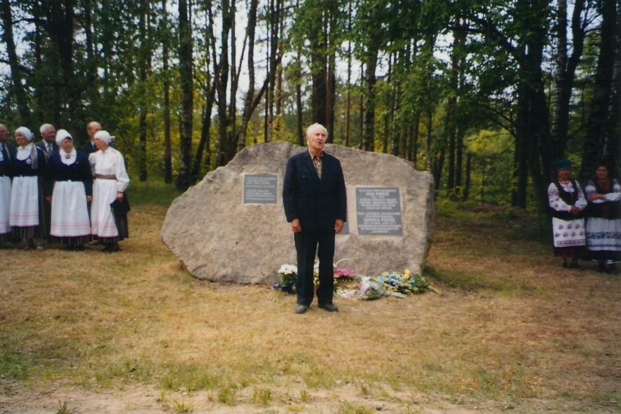 Foto. Lembit Kalda esinemas Jaan ja Anfissa Räppole mälestuskivi avamisel. Räpo, 26.05.2002.