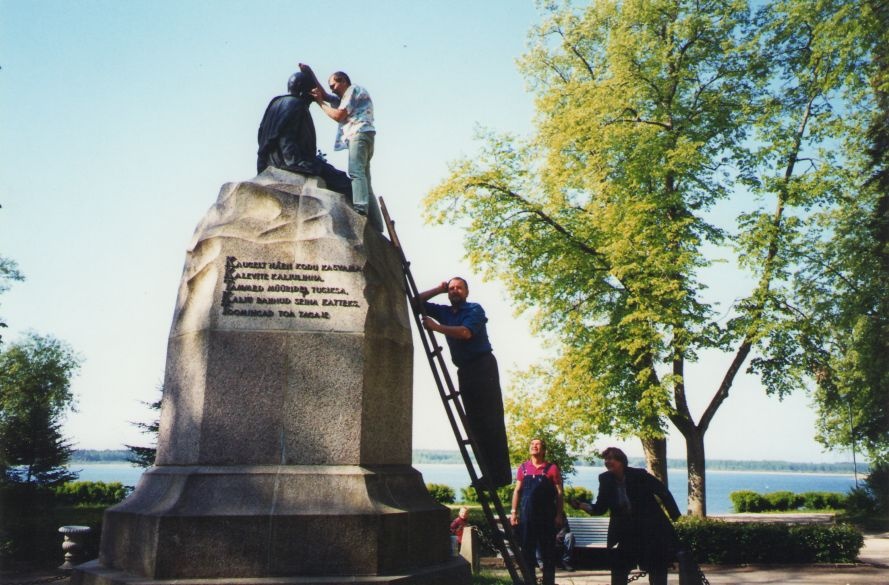 Foto. Muuseumitöötajad puhastavad Fr. R. Kreutzwaldi mälestussammast. Võru, 18.05. 2002.