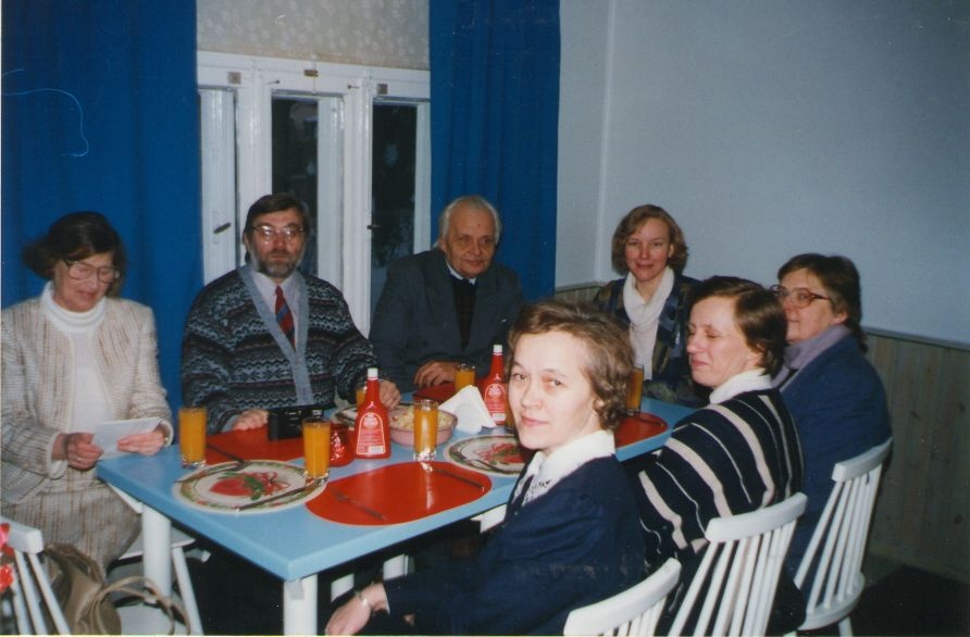 Foto. Fr. R. Kreutzwaldi mälestuspäeval, eine Katariina pizzabaaris. Võru, 1995.
