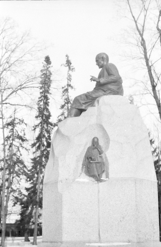 Foto. Fr. R. Kreutzwaldi mälestussammas (vaade küljelt). Võru, 1990.