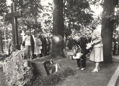 Foto. Dr. Fr. R. Kreutzwaldi Memoriaalmuuseumi töötajad A. Krull ja S. Toomik Fr. R. Kreutzwaldi kalmul. Tartu, 1982.  similar photo