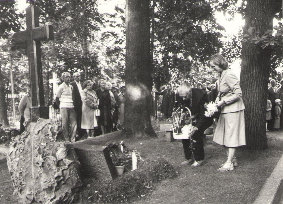 Foto. Dr. Fr. R. Kreutzwaldi Memoriaalmuuseumi töötajad A. Krull ja S. Toomik Fr. R. Kreutzwaldi kalmul. Tartu, 1982.