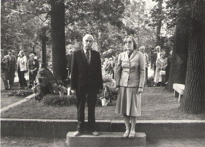 Foto. Dr. Fr. R. Kreutzwaldi Memoriaalmuuseumi töötajad A. Krull ja S. Toomik Fr. R. Kreutzwaldi kalmul. Tartu, 1982.  similar photo