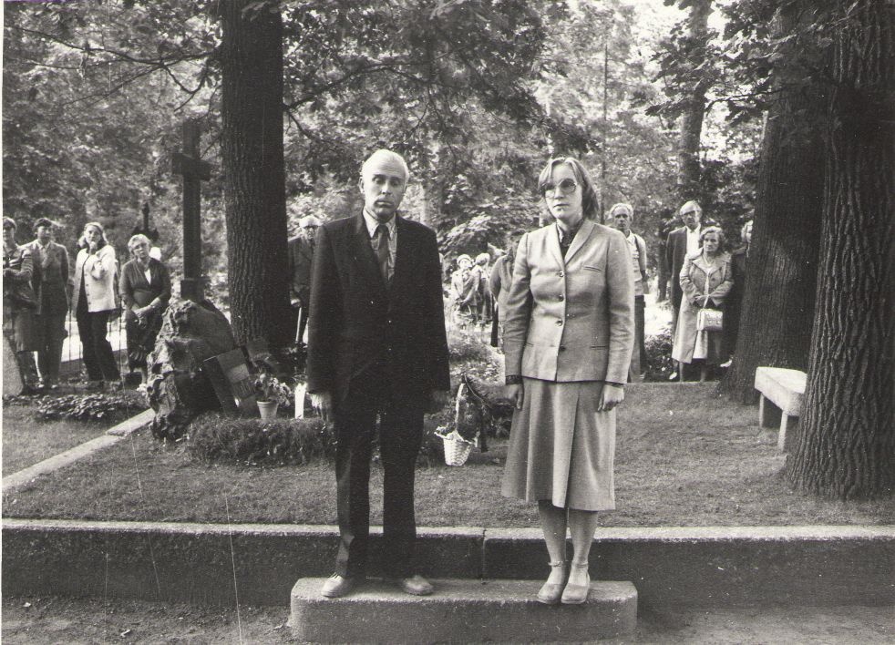 Foto. Dr. Fr. R. Kreutzwaldi Memoriaalmuuseumi töötajad A. Krull ja S. Toomik Fr. R. Kreutzwaldi kalmul. Tartu, 1982.