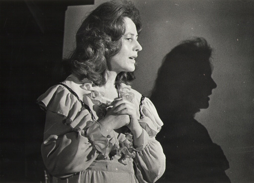 Foto. Näitleja Meeli Sööt (Lydia Koidula) etenduses VIRU LAULIK KOIDULA. 1982.