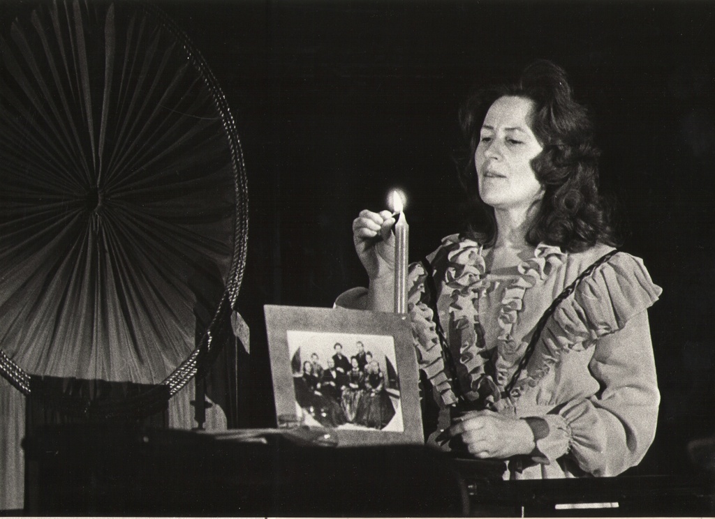 Foto. Näitleja Meeli Sööt (Lydia Koidula) etenduses VIRU LAULIK JA KOIDULA. 1982.