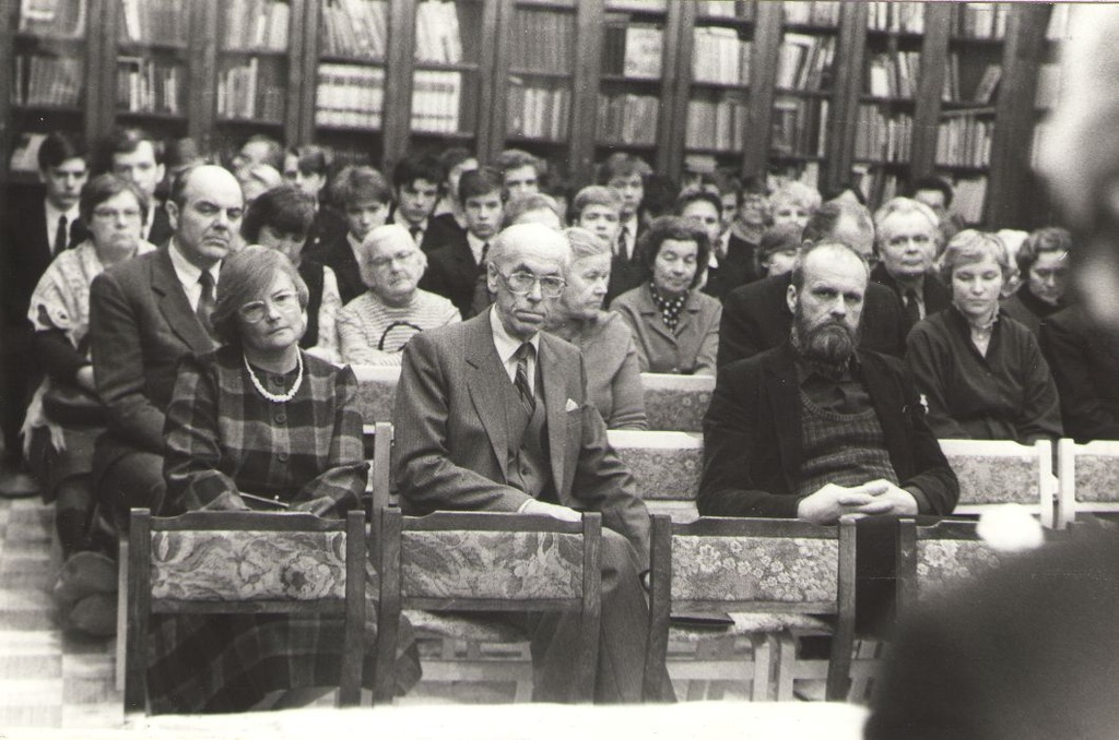 Foto. Vaade publikule Fr. R. Kreutzwaldi mälestusmedalite kätteandmise üritusel Võru Koduloomuuseumis, 1986.