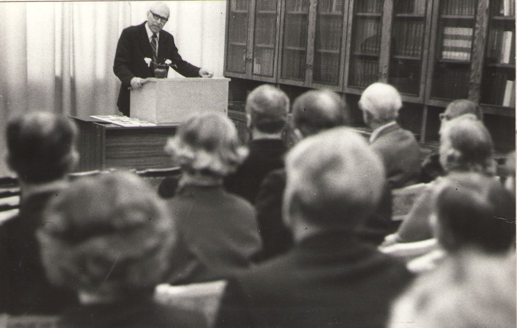 Foto. Esineb A. Krull Fr. R. Kreutzwaldi mälestusmedalite kätteandmise üritusel Võru Koduloomuuseumis, 1986.