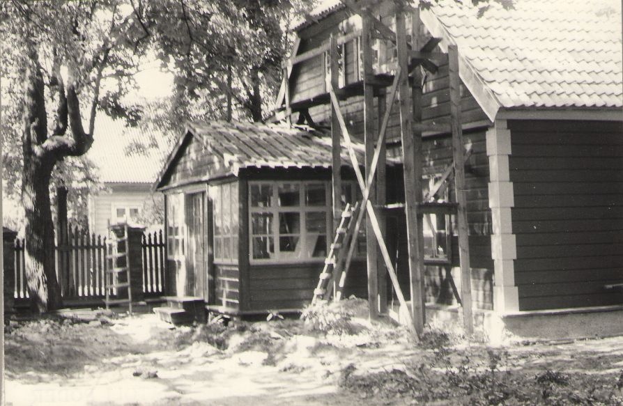 Foto. Vaade õuelt remonditavale Fr. R. Kreutzwaldi elumaja verandapoolsele otsale. Võru, 1986.