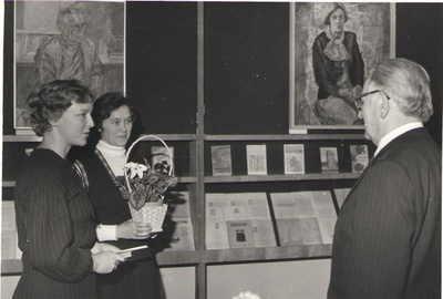 Foto. Fr. R. Kreutzwaldi mälestusmedali kätteandmine Eduard Ertisele. Tartu, 1984.  similar photo