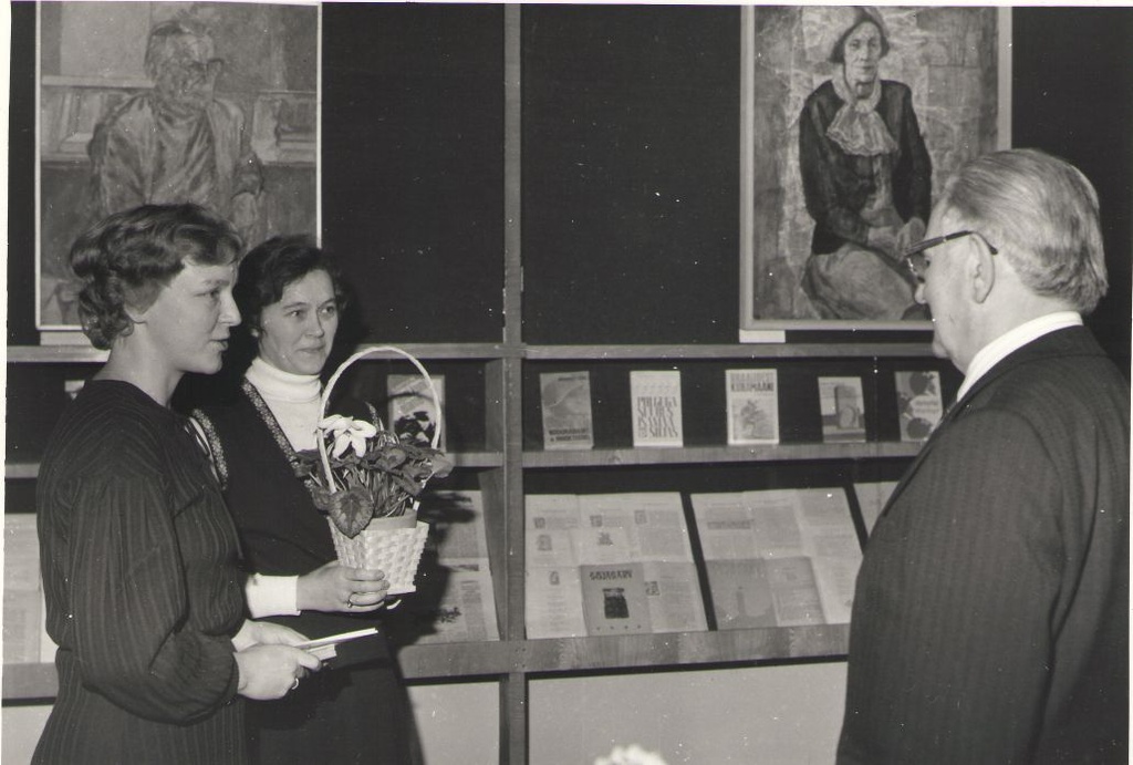 Foto. Fr. R. Kreutzwaldi mälestusmedali kätteandmine Eduard Ertisele. Tartu, 1984.