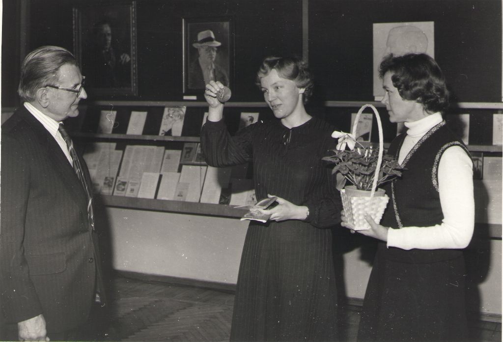 Foto. Fr. R. Kreutzwaldi mälestusmedali kätteandmine Eduard Ertisele. Tartu, 1984.