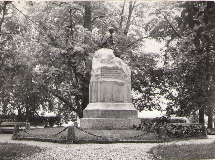 Foto. Dr. Fr. R. Kreutzwaldi mälestussammas enne restaureerimist (külgvaates). Võru, 1976.