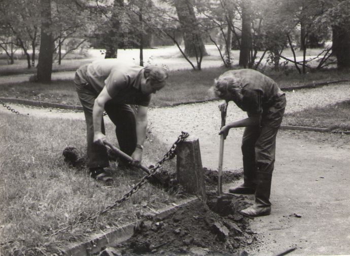 Foto. Fr. R. Kreutzwaldi ausamba restauraatorid Cornelius Tamm ja Jaan Märss töötamas. Võru, 1976.