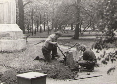 Foto. Fr. R. Kreutzwaldi ausamba restauraatorid Cornelius Tamm ja Jaan Märss töötamas. Võru, 1976.  similar photo