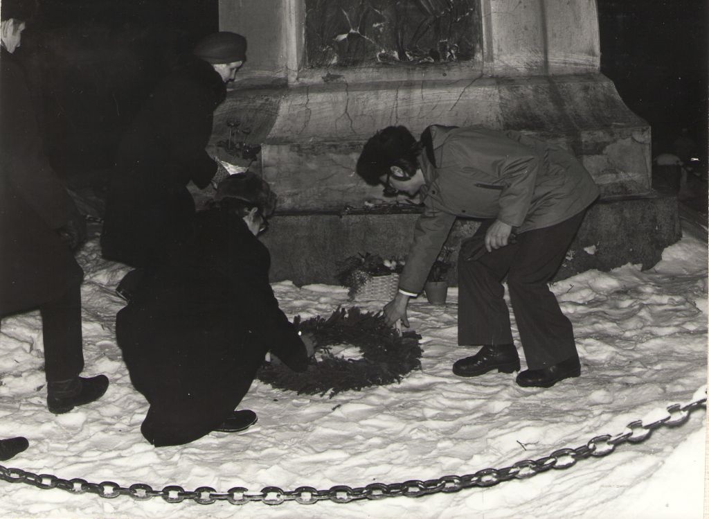Foto. Lillede ja pärgade asetamine Fr. R. Kreutzwaldi mälestussamba juurde. Võru, 1978.