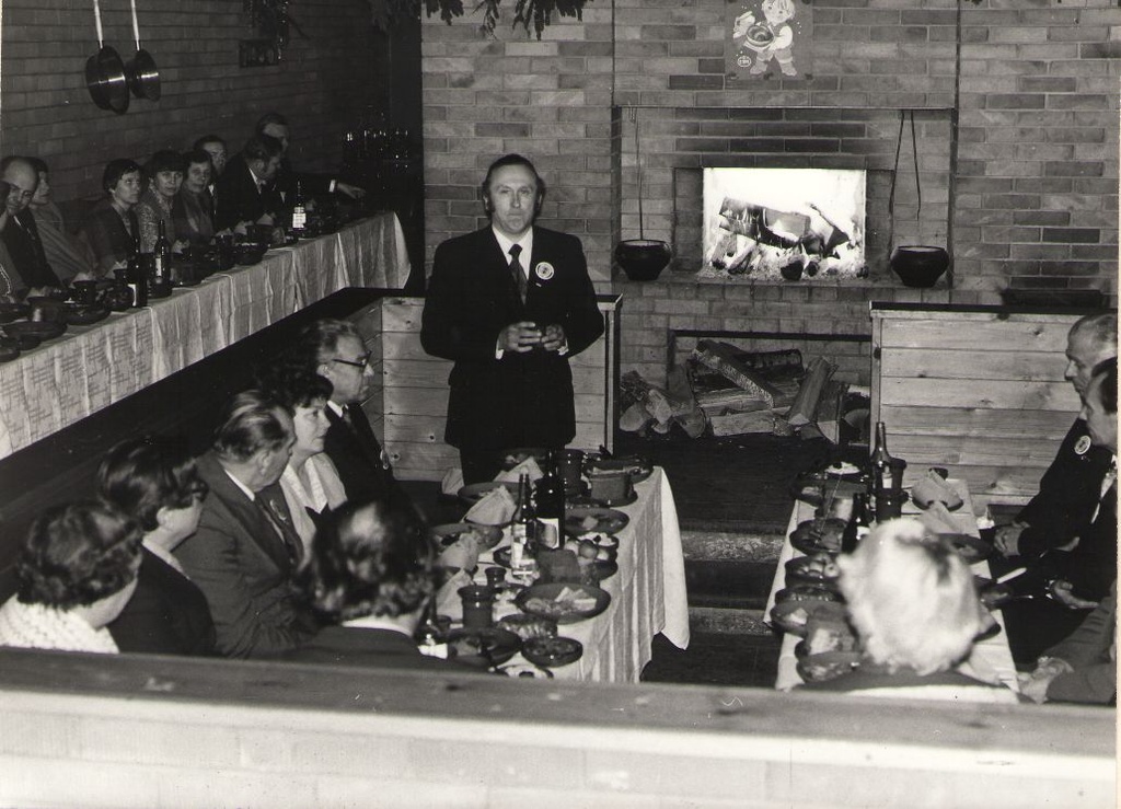 Foto. Fr. R. Kreutzwald 175, E. Saarik avamas pidulikku koosviibimist VÕHANDU trahteris. Võru, 1978.