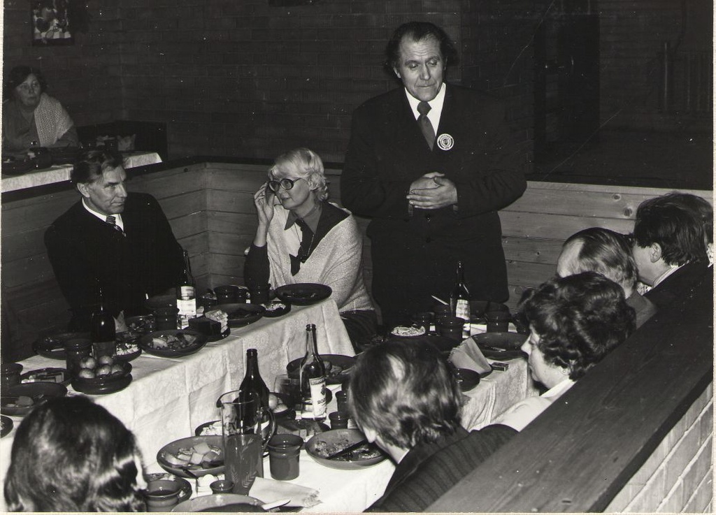 Foto. Fr. R. Kreutzwald 175, pidulikul koosviibimisel VÕHANDU trahteris esineb Elmut Laane. Võru, 1978.