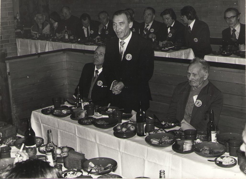 Foto. Fr. R. Kreutzwald 175, pidulikul koosviibimisel VÕHANDU trahteris esineb A. Nagelmaa. Võru, 1978.