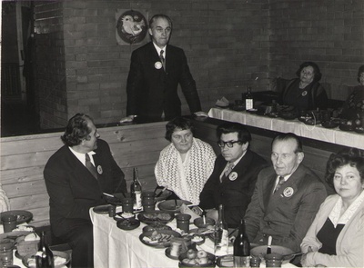 Foto. Fr. R. Kreutzwald 175, pidulikul koosviibimisel VÕHANDU trahteris esineb R. Põldmäe. Võru, 1978.  similar photo