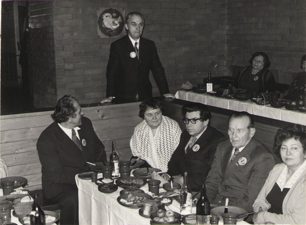 Foto. Fr. R. Kreutzwald 175, pidulikul koosviibimisel VÕHANDU trahteris esineb R. Põldmäe. Võru, 1978.