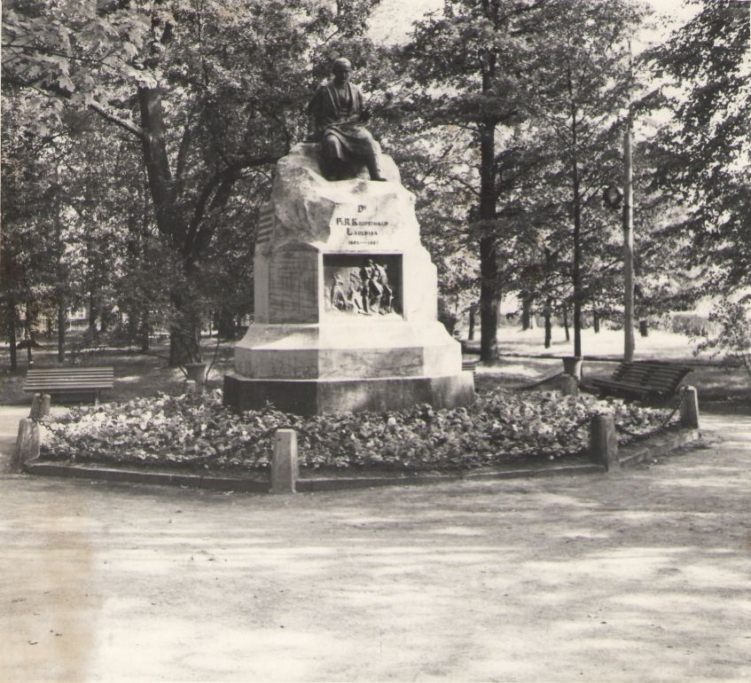 Foto. Dr. Fr. R. Kreutzwaldi mälestussammas Võru pargis.