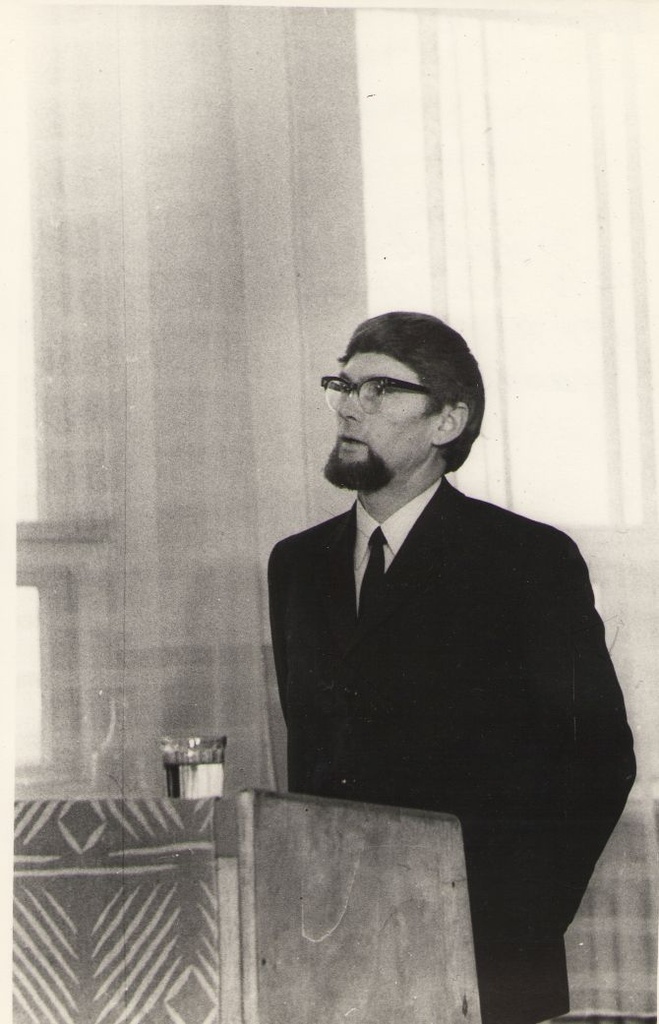 Foto. Kirjandusteadlane Endel Nirk esinemas II Kreutzwaldi päeval 18.12.1971, Võru.