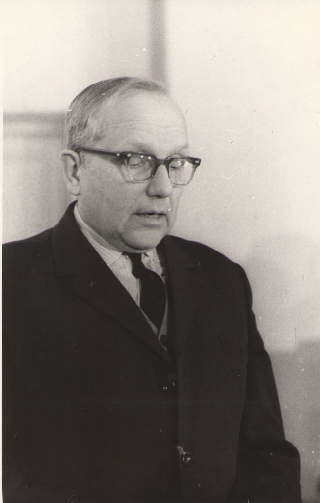 Foto. Rahvaluule- ja kirjandusteadlane Eduard Laugaste esinemas II Kreutzwaldi päeval 18.12.1971, Võru.