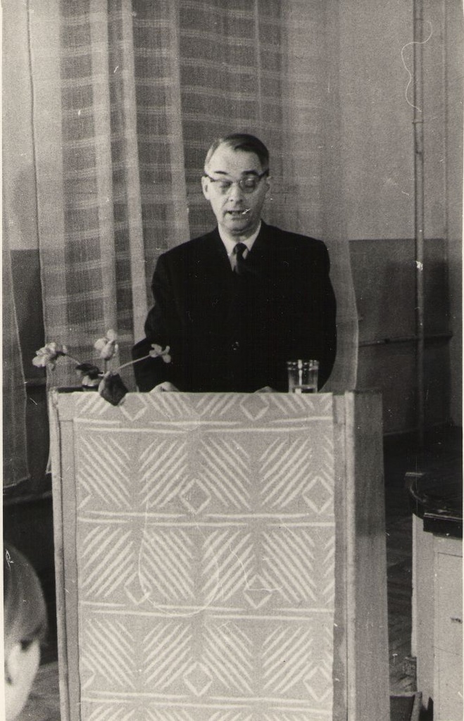 Foto. Rudolf Põldmäe esinemas II Kreutzwaldi päeval 18.12.1971, Võru.