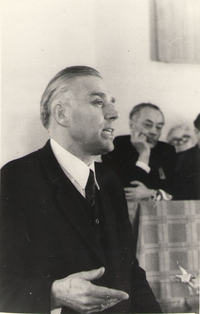 Foto. Aleksander Krull esinemas II Kreutzwaldi päeval 18.12.1971, Võru.