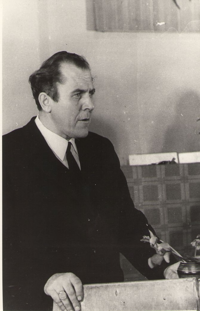 Foto. Dr. Elmut Laane esinemas II Kreutzwaldi päeval 18.12.1971, Võru.