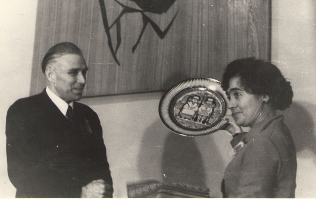 Foto. Irene Rosenberg annab A. Krullile üle mälestusesemeid II Kreutzwaldi päeval 18.12.1971, Võru.