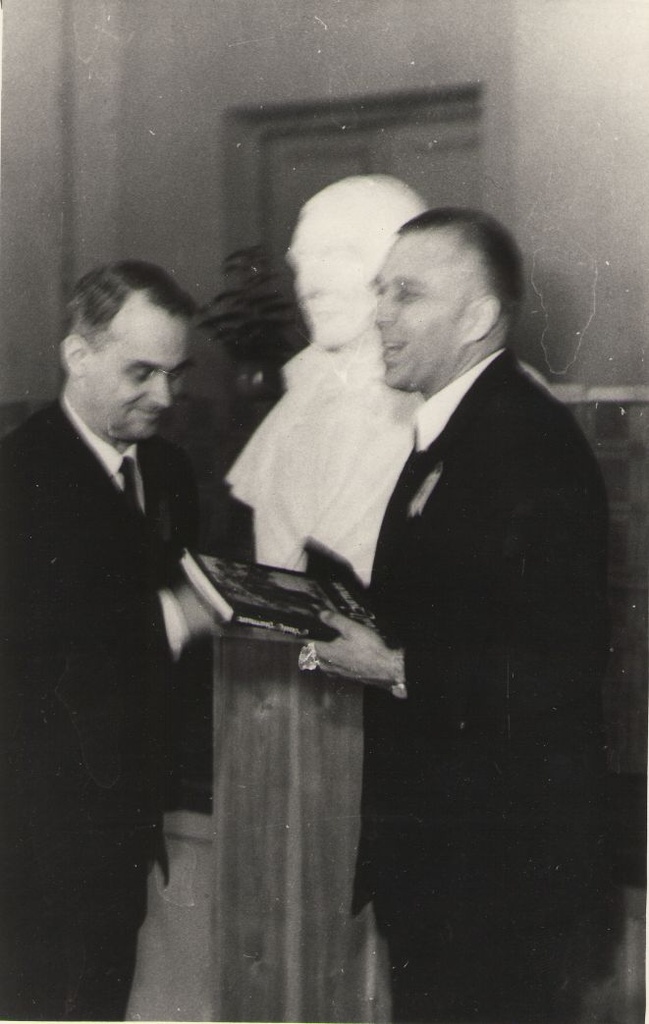 Foto. Aleksander Krull ja Rudolf Põldmäe II Kreutzwaldi päeval 18.12.1971, Võru.
