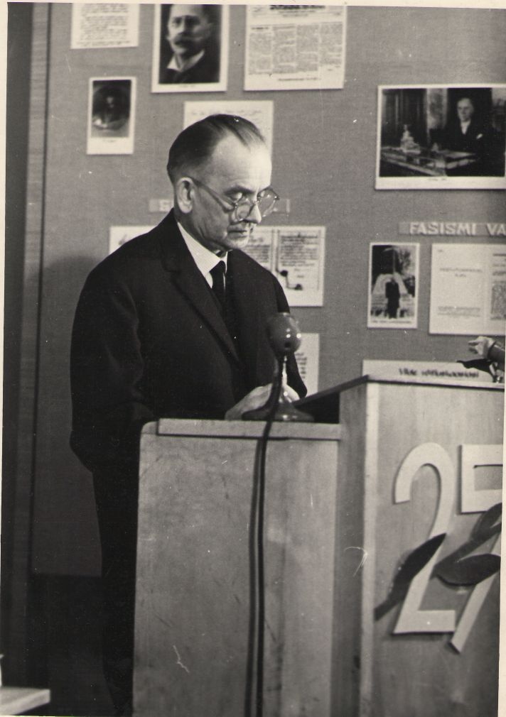 Foto. Arnold Kask esinemas 26.12.1965. ENSV TA Fr. R. Kreutzwaldi nim Kirjandusmuuseumi 25. aastapäevale pühendatud Kreutzwaldi päeval.
