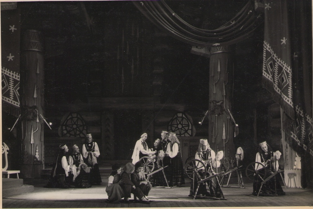 Foto. Ballett KALEVIPOEG. Kalevite kodu, tüdrukud ketramas. Tallinn, 1948.
