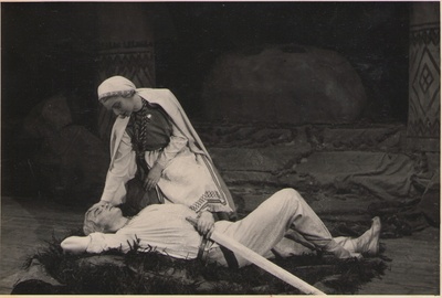 Foto. Ballett KALEVIPOEG. Linda äratab Kalevipoja. Tallinn, 1948.  similar photo