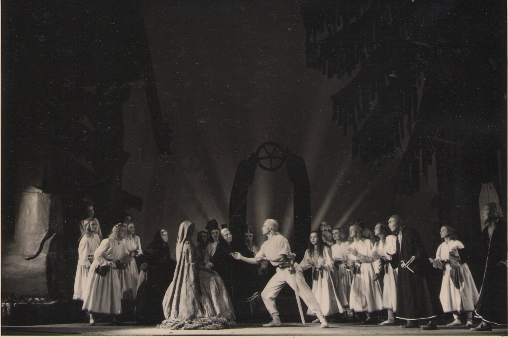 Foto. Ballett KALEVIPOEG. Linda moondumine kiviks. Tallinn, 1948.