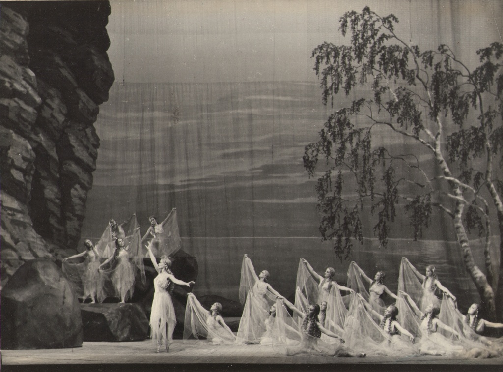 Foto. Ballett KALEVIPOEG. Näkineidude tants. Tallinn, 1953.