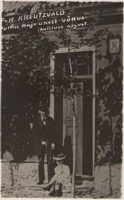 Foto. Fr. R. Kreutzwald oma maja uksel Võrus.  duplicate photo
