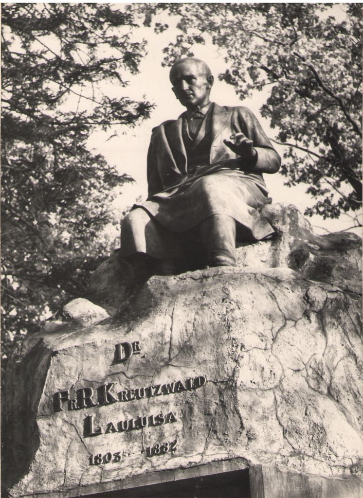 Foto. Dr. Fr. R. Kreutzwaldi mälestussamba fragment.