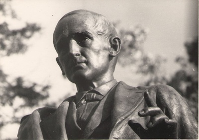 Foto. Dr. Fr. R. Kreutzwaldi mälestussamba fragment.  similar photo