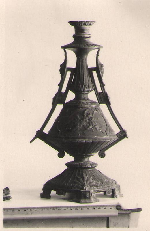 Foto. Küünlajalg (tinast, 4 balusterjalaga).