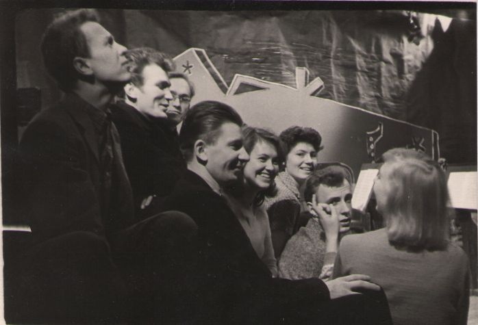 Foto. Tallinna Riikliku Konservatooriumi lavakunsti osakonna üliõpilased esinemas Kalevipoja 1. saates, 1961.