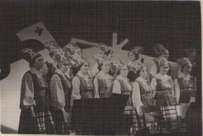 Foto. Haridusala töötajate a/ü naiskoor esinemas Kalevipoja 1. saates, Tallinna Telestuudios, 1961.