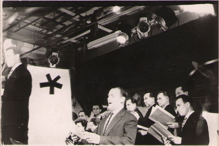 Foto. Eesti NSV teeneline kunstnik Viktor Gurjev esinemas Kalevipoja I saates, Tallinna Telestuudios, 1961.