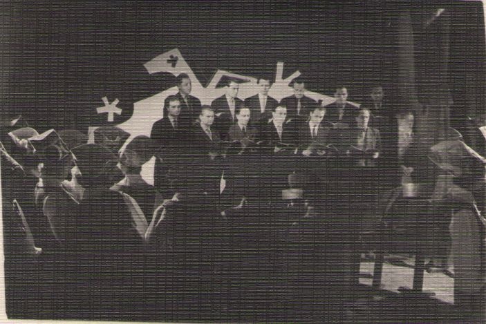 Foto. Eesti Raadio Segakoor ja Haridustöötajate a/ü Naiskoor esinemas Kalevipoja I saates, Tallinna Telestuudios, 1961.
