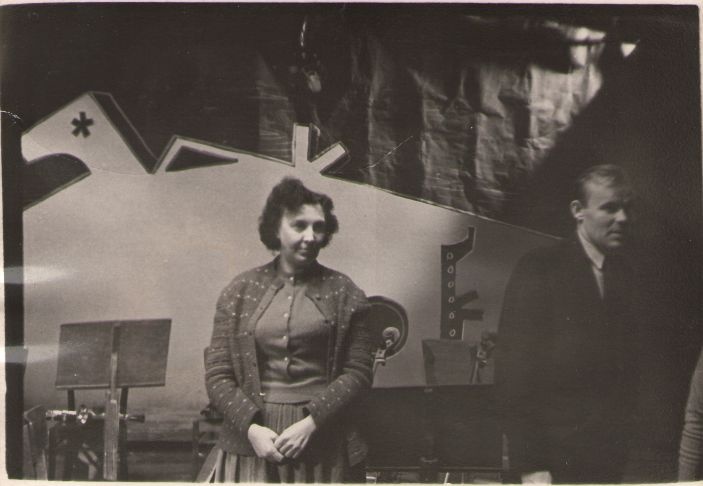 Foto. Näitleja Inge Urmi lugemas teksti Kalevipoja I saates, Tallinna Televisioonistuudios, 1961.