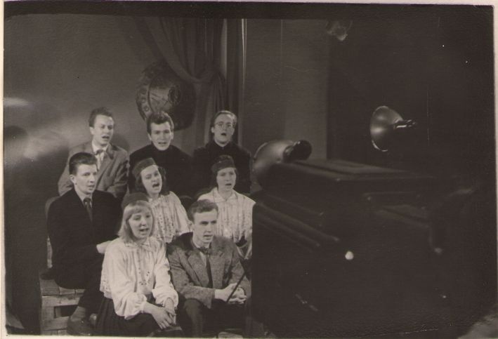 Foto. Tallinna Riikliku Konserv. lavakunsti kateedri üliõpilased esinemas Kalevipoja I saates, Tallinna Telestuudios, 1961.